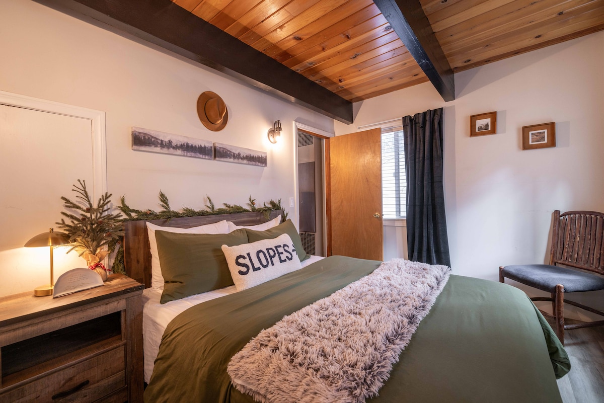 EL BOSQUE ESCAPE: ¡Visto en revistas y sesiones de fotos comerciales! ¡Spa de lujo! ¡Recién remodelado! ¡A cinco minutos a pie del centro de la ciudad y el lago! ¡A cinco minutos en coche de esquiar en Snow Summit Ski Resort!