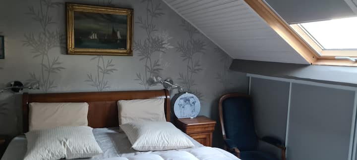 prva spavaća soba , krevet je spreman

za sofe u dnevnom boravku  , plahte i popluni nalaze se u prtljažniku kreveta u blagovaonici
KREVETI SU FA