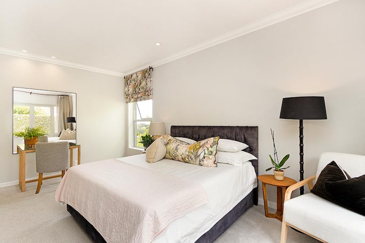 חדר שינה לאורחים עם דלתות צרפתיות לחצר גן