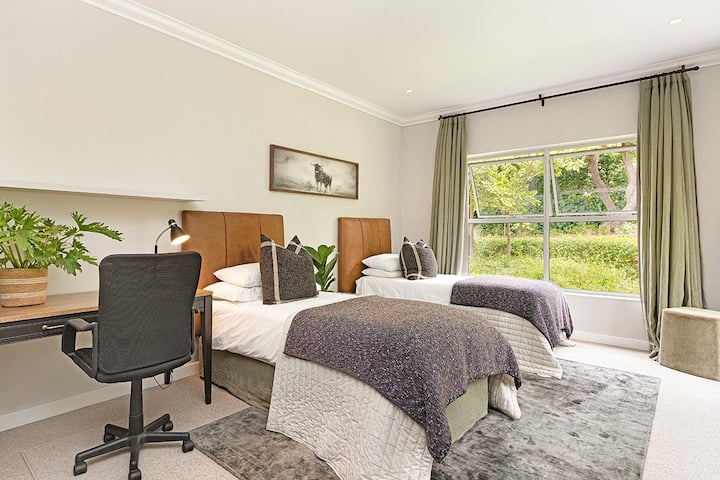 חדר שינה צמוד עם מיטות זוגיות (ניתן להפוך למיטת קינג סייז). דלתות צרפתיות המובילות למרפסת גן