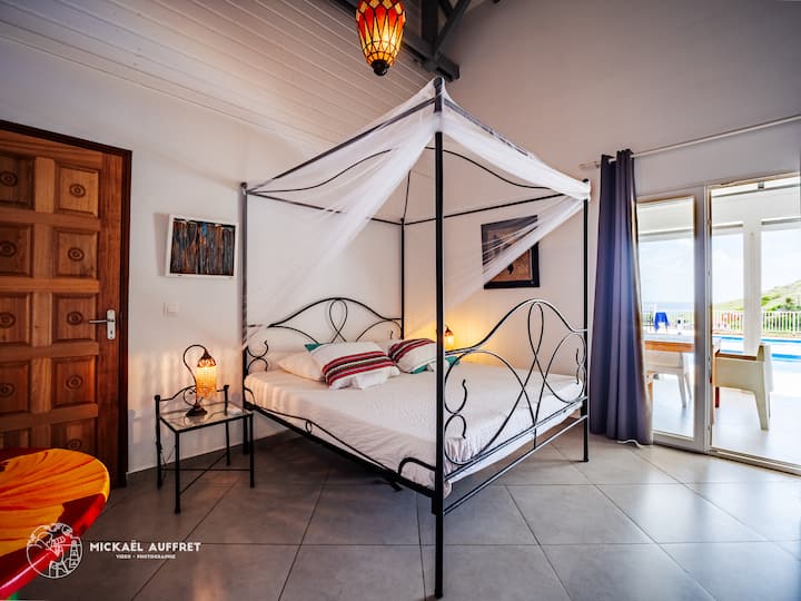 Spálňa 1 s prístupom na terasu a k bazénu, s kúpeľňou a WC