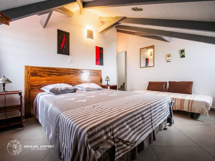 Spálňa 5 zdieľa veľkú kúpeľňu so spálňou 6