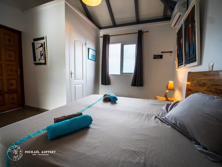 Spálňa 3 s výhľadom na oceán a bazén, s kúpeľňou a WC