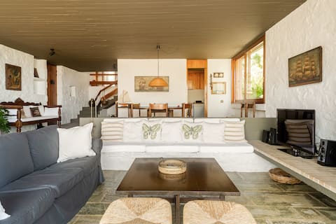 Vintage Villa in Saronida