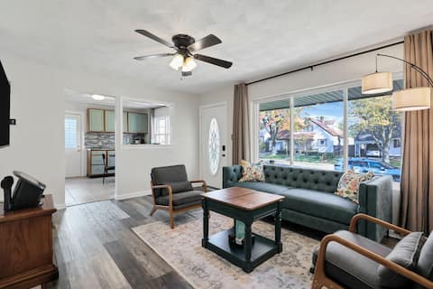 Successful Airbnb property: Central Columbus· Karaoke · King bed· Sleeps 8 in North Linden