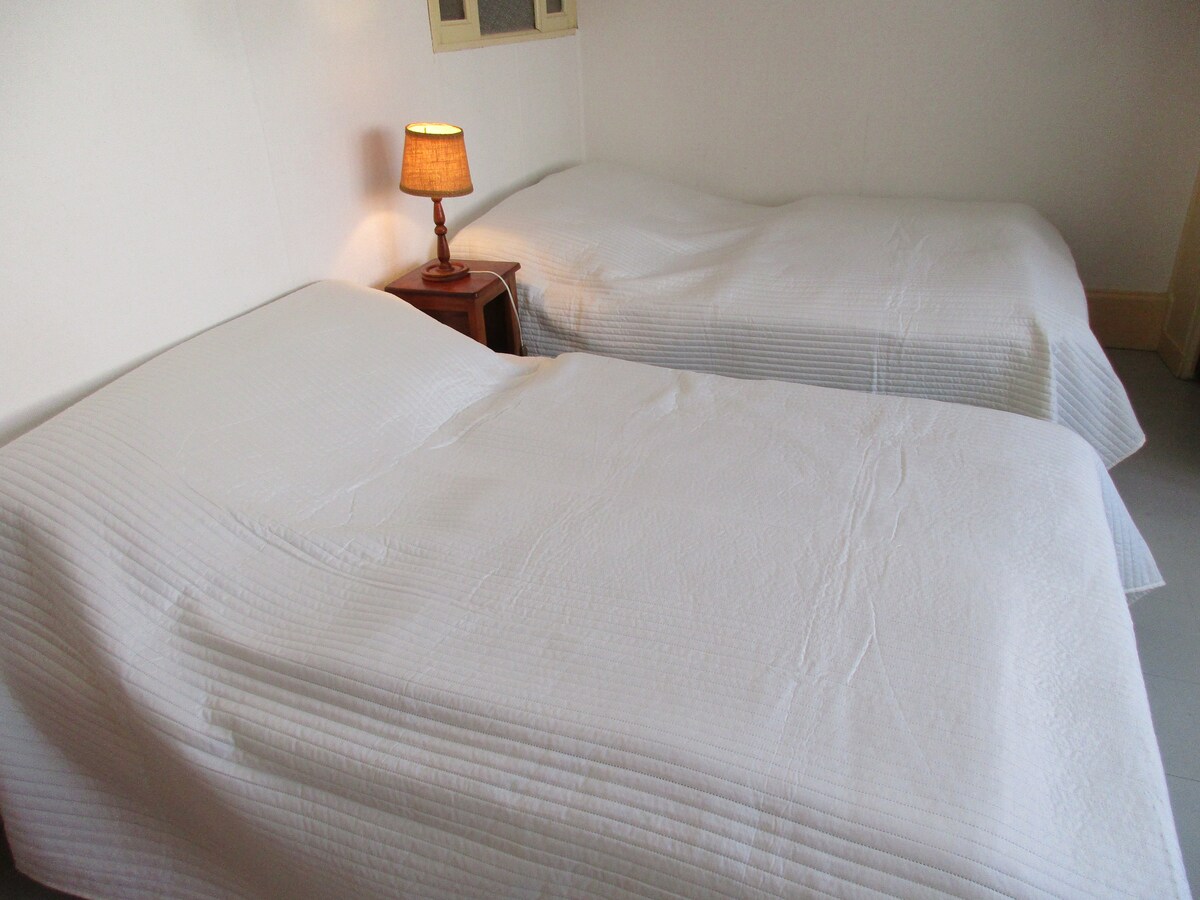 ห้องนอนที่คุณต้องใช้เพื่อไปยังโถสุขภัณฑ์ (โถสุขภัณฑ์และอ่างล้างหน้า)