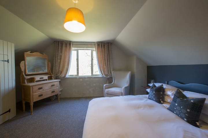 Hermoso dormitorio con vistas al río