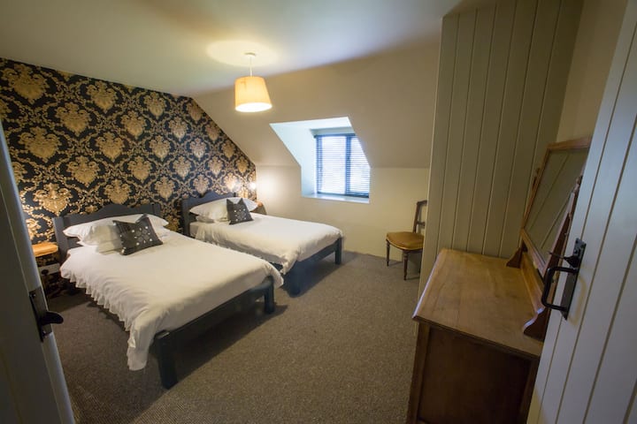 Encantador dormitorio con dos camas individuales