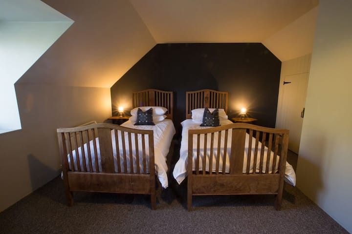 El cuarto dormitorio también tiene un baño privado.