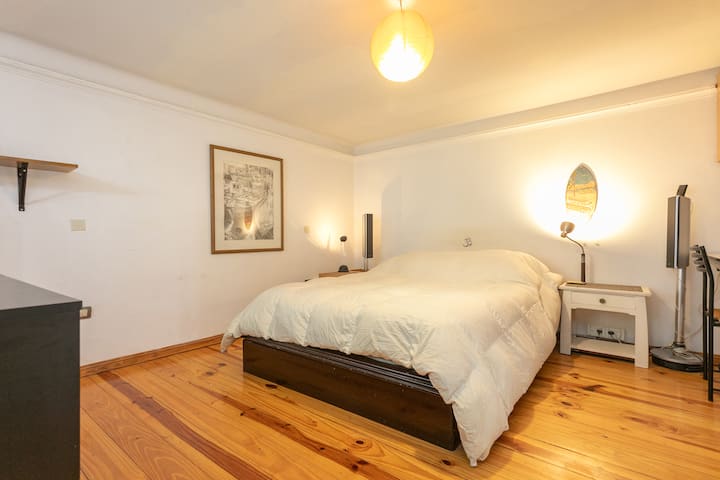 Para su propia comodidad, el sistema de entretenimiento Dolby 5.0 Surround está fijado y configurado en el nivel operativo óptimo y más fácil.

