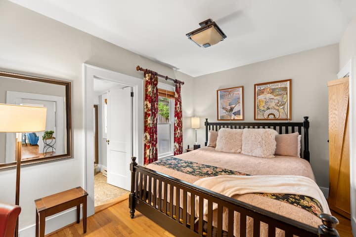 ห้องนอนเตียงคิงไซส์หลักชั้นแรกพร้อมทีวีโรกุ