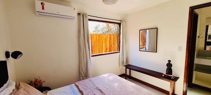 Убава и удобна соба со тивок поделен клима уред и многу светлина.