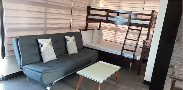 Penthouse/5. spavaća soba/ured (3. flr) - može primiti 7-10 osoba; klimatizirano s pripadajućim WC-om