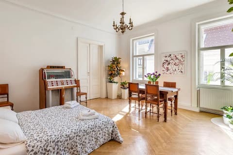 Successful Airbnb property: City centre! Two bedroom 85m2 apartment. in Josefstadt