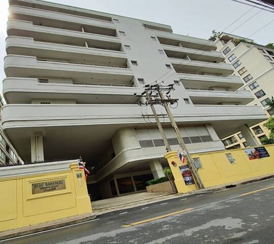 1-Large 3 Bedroom suitable for family and friends gallery image 2