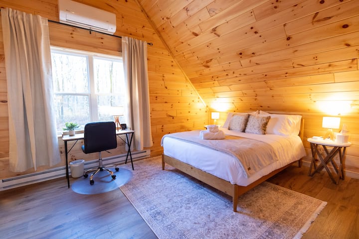 Probudite se s pogledom na šumu ili ostanite u krevetu – s neprozirnim zavjesama vi odlučujete. 

Bračni krevet (širine 150-179 cm)