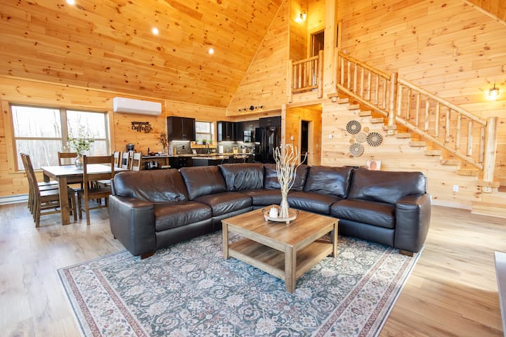 Log Cabin W/ Treehouse Views, Game Room & Hot Tub - Davenport, NY