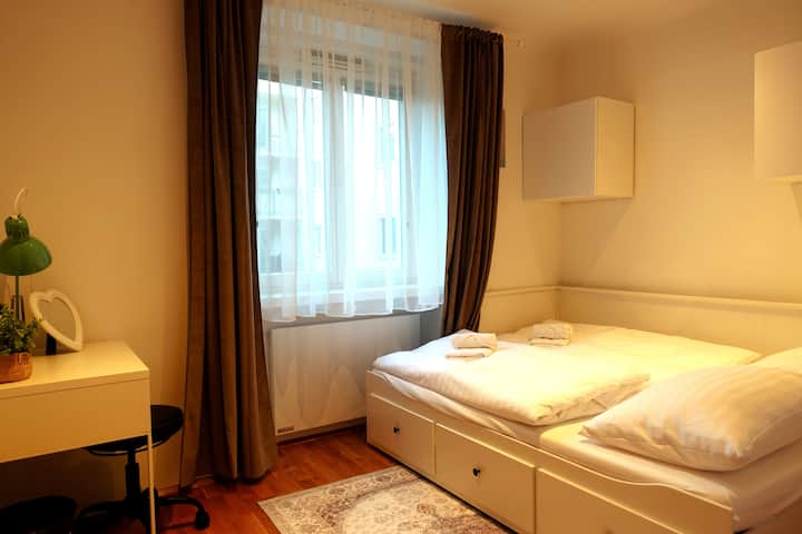 חדר שינה 3 עם מיטה זוגית נפתחת (160x200 ס"מ), ארון תלייה ושולחן עבודה