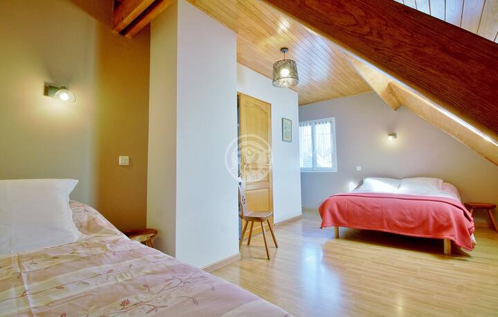 Двокреветна соба на горниот кат со 1 кревет во 140 и 1 кревет во 90.