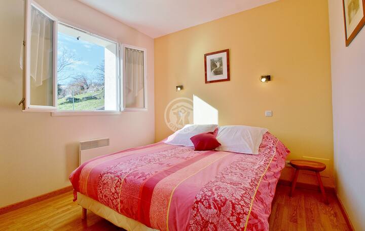 Спална соба на приземје со прекрасен поглед на дното на долината. 160 кревета, гардероба и гардероба.