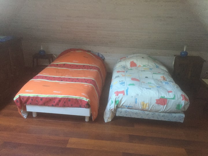 Chambre 3 avec 2 lits individuels de 90 cm