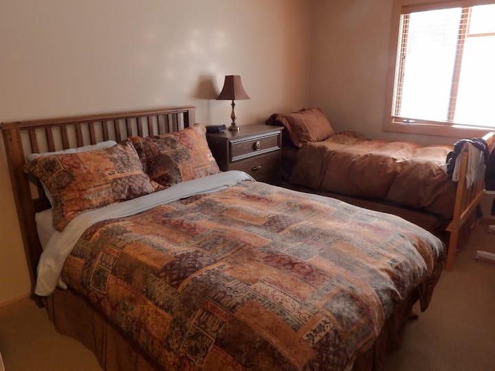 غرفة النوم 3 في الطابق السفلي (سرير مزدوج + سرير مفرد) 