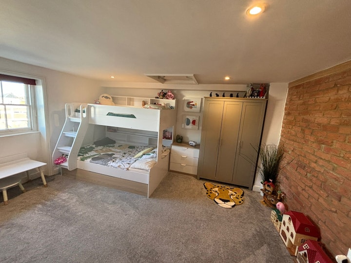 Dormitorio 4: cama doble con litera individual encima. Cama individual extraíble. Así que puedes dormir 4. 

El doble puede ser apto para adultos.

Preciosas vistas de Worthing y Cissbury Ring. 