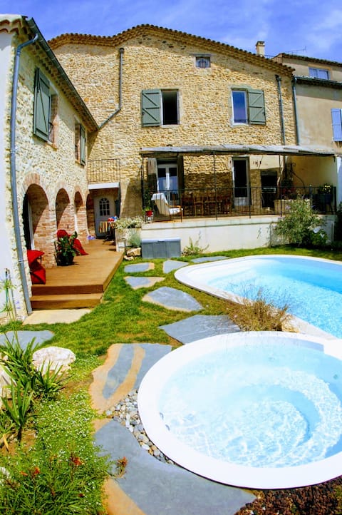 Charming house with swimming pool, jacuzzi and +!