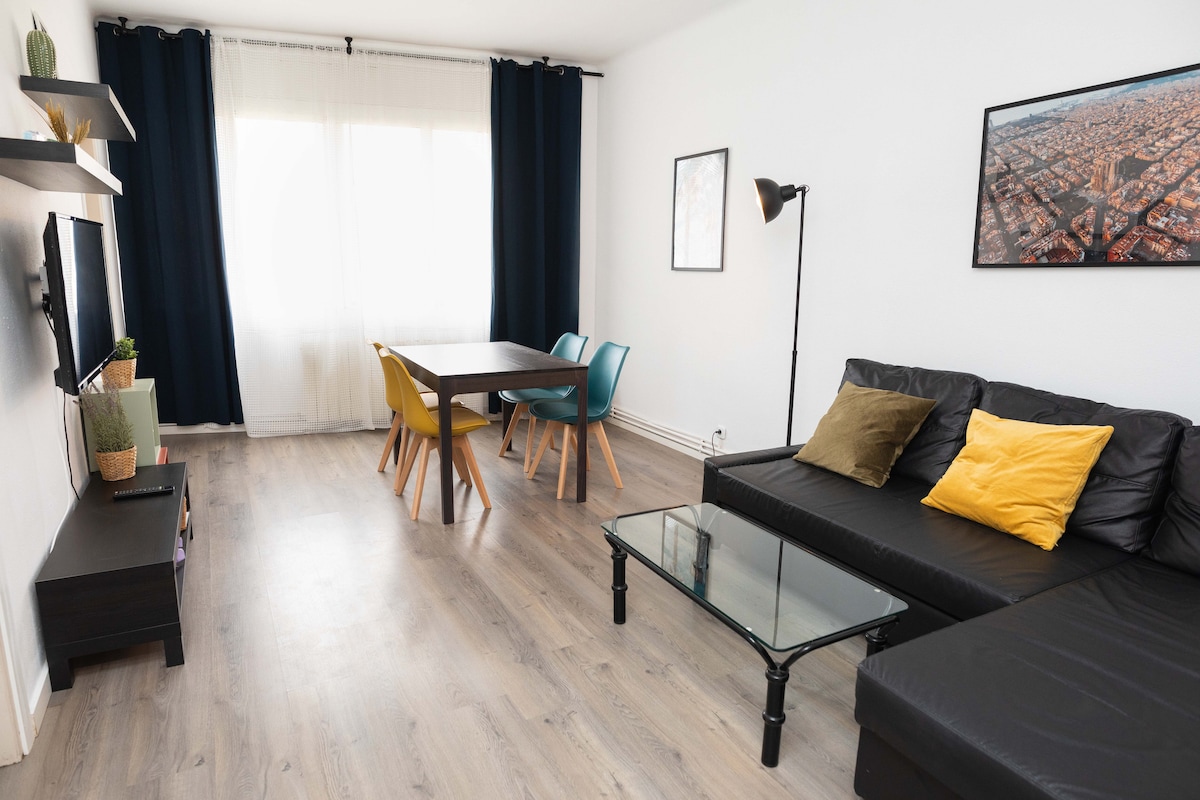 Successful Airbnb property: 4 Bedroom Central Apartment close to BEACH in El Parc I La Llacuna Del Poblenou