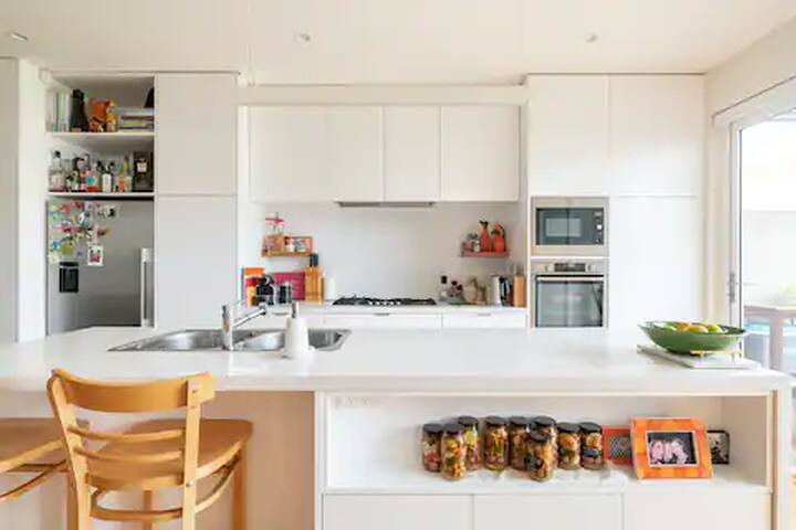 Lovely renovated Victorian terrace. 3 bed, 2 bath. gallery image 2