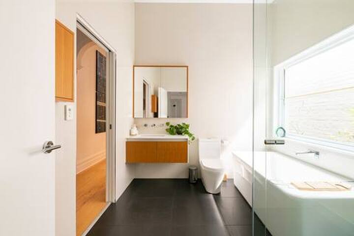 Lovely renovated Victorian terrace. 3 bed, 2 bath. gallery image 4