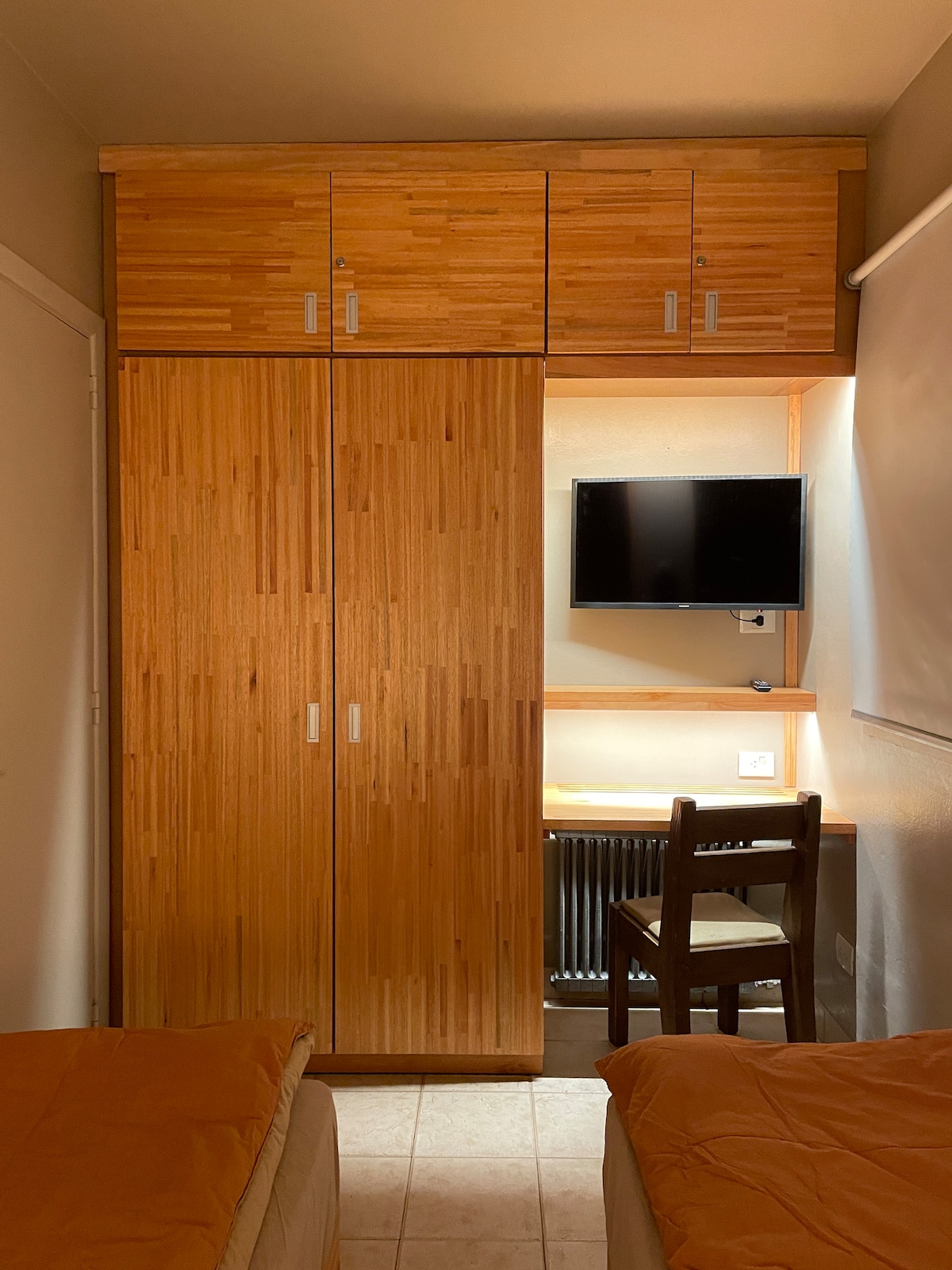 Спалня на долния етаж. Плакат с плот и 32 - инчов LED телевизор