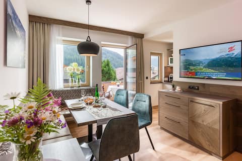Modern 2 BR Apartment with balcony & wood design