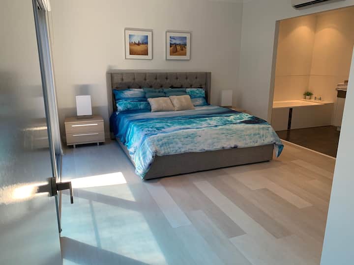 Spálňa 1 - veľká manželská posteľ s vlastnou kúpeľňou