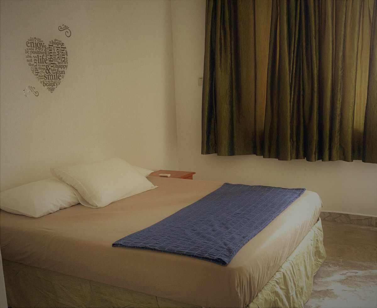 Cama de matrimonio con sábanas limpias y frescas