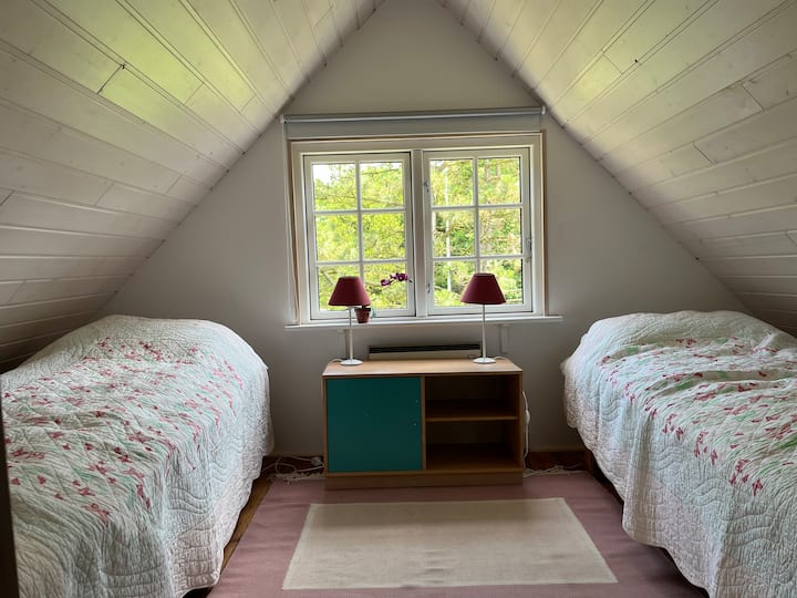 2 jednolôžkové postele na poschodí