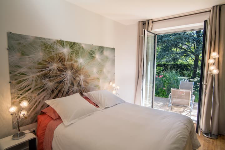 Chambre le PARC AVEC
- 1 لتر مزدوج 160 × 200
- دش زجاجي ومرحاض خاص
- الوصول إلى تراس الحديقة
