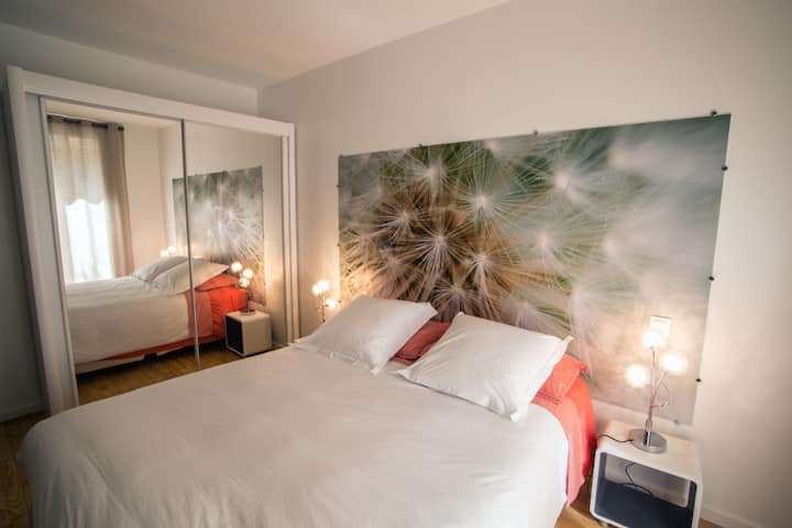 غرفة ملابس كبيرة مع أبواب منزلقة بمرآة لممتلكاتك.