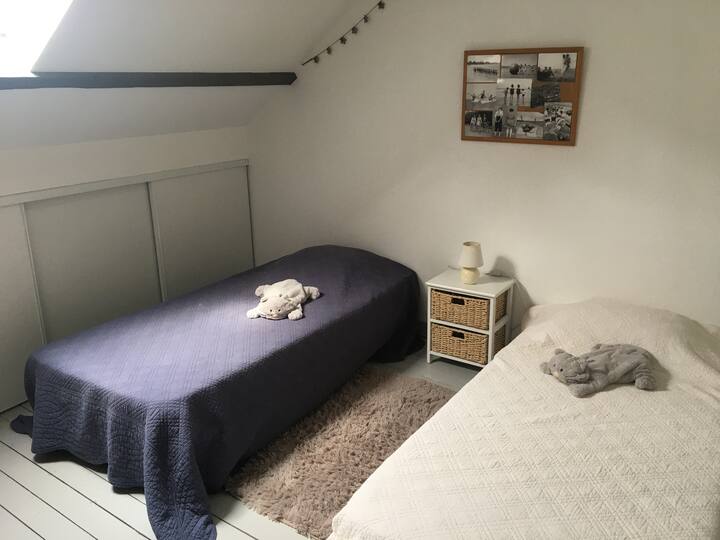 Dhomë gjumi e djathtë, kati i 2-të, me dy krevate tek, gardërobë, dollap, velux