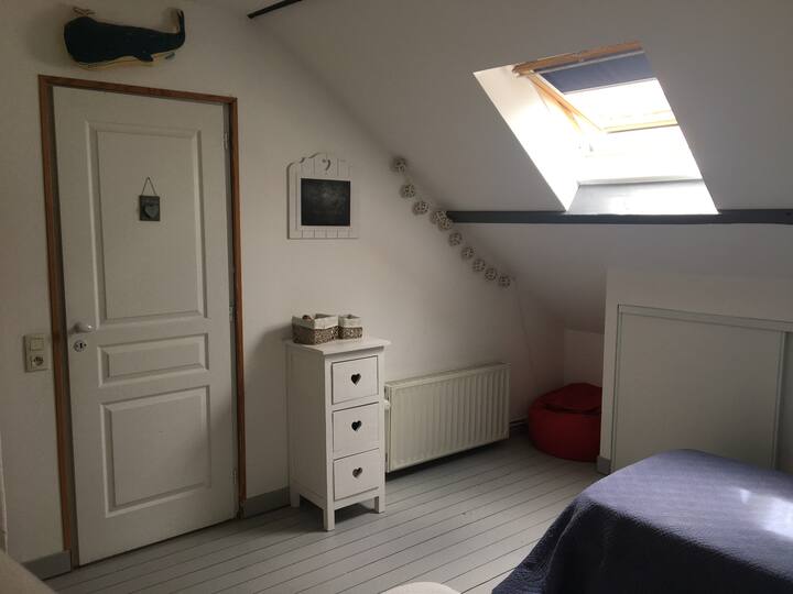 Dhomë gjumi e djathtë, kati i 2-të, me dy krevate tek, gardërobë, dollap, velux