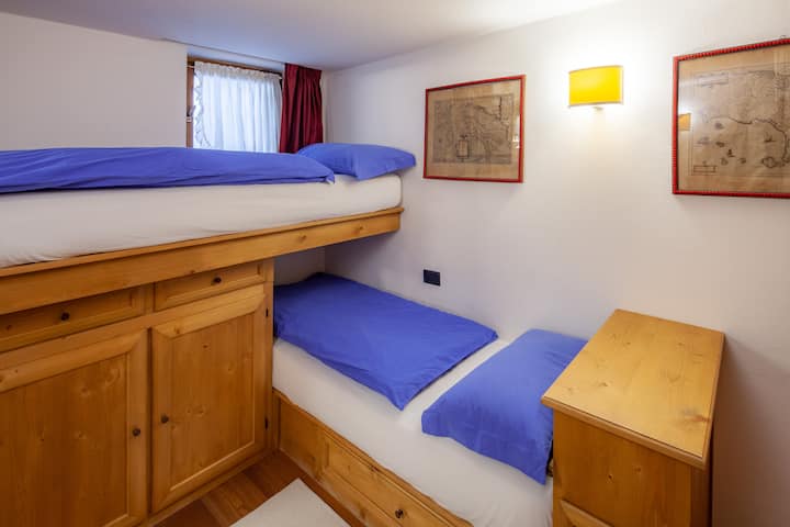 Ორადგილიანი საძინებელი საწოლით - L ფორმის  ტყუპი საწოლები