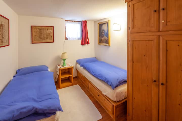 Twin Bed Room - ორადგილიანი საძინებელი ორსაწოლიანი საწოლით