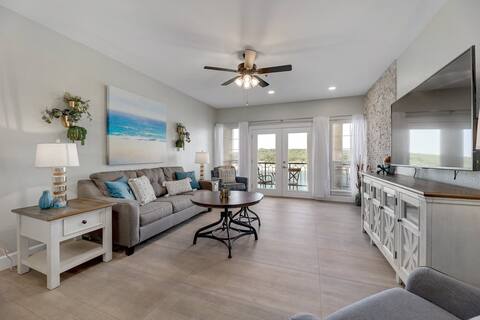 Relaxing & Luxurious Condo with Amazing Lake Views