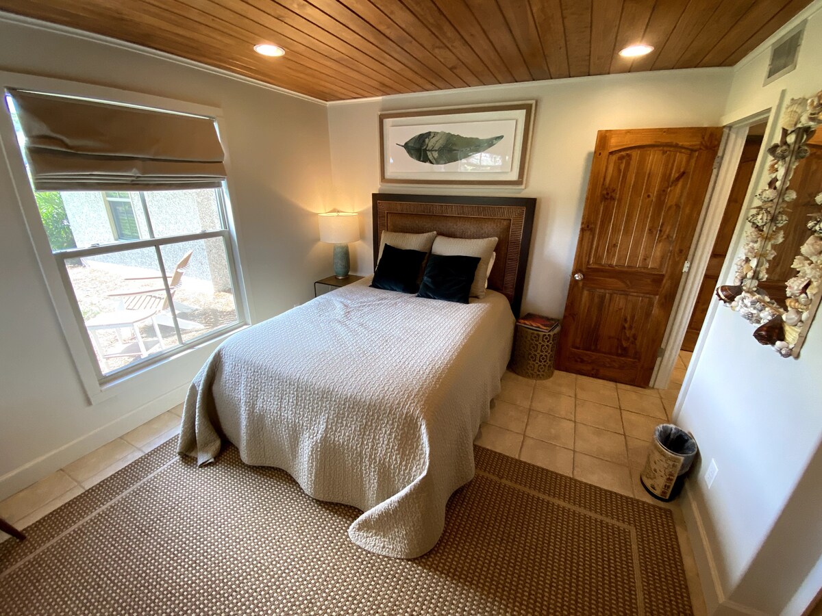 Спална соба со брачен кревет бр. 3 со поглед на мочуриште и кауч