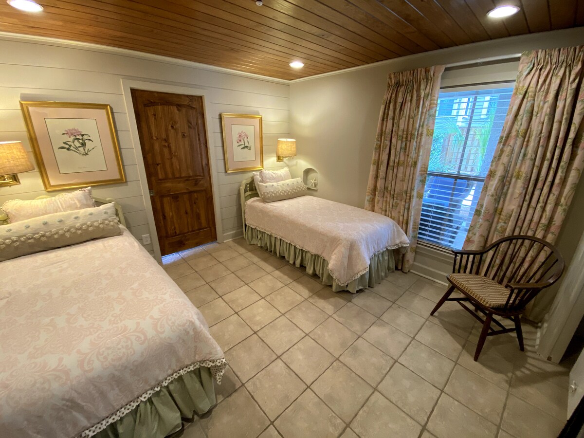 BR # 4 Двокреветна спална соба на приземје.  Соседство со долниот кат од Кинг БР со кујничка - совршено за семејство.  