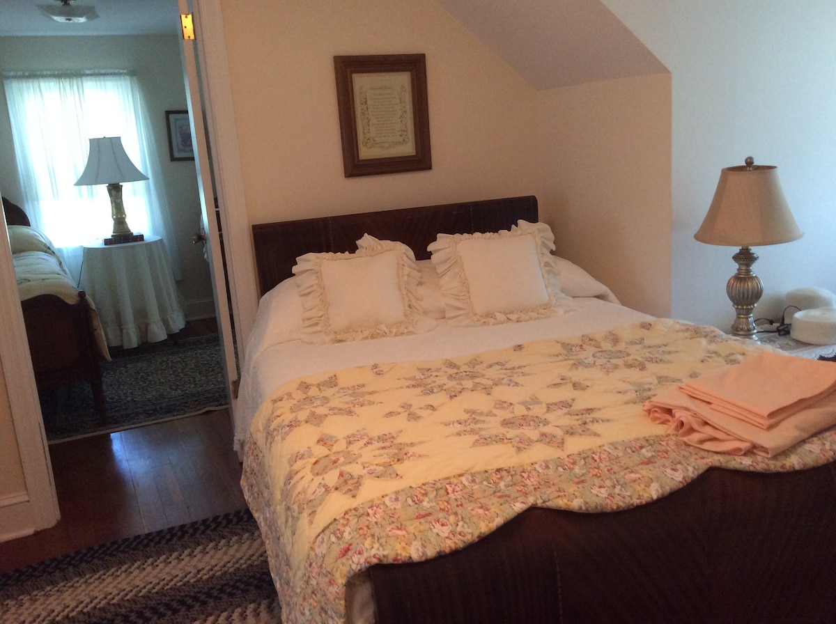 Спалня 4 (двойно легло) на горния етаж.  Забележка:  тази спалня граничи със спалня 3 със свързваща врата.  Има и единично легло.