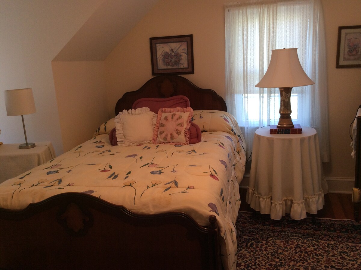 Спалня 3 на горния етаж (двойно легло).  Забележка:  тази спалня граничи със спалня 4 със свързваща врата.