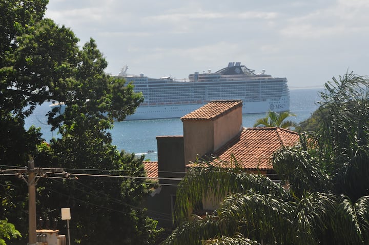 从二楼的“主卧”套房阳台可欣赏海景。