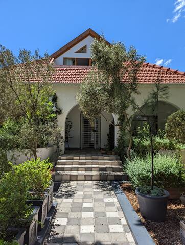 Sea Point Family Home gallery image 3