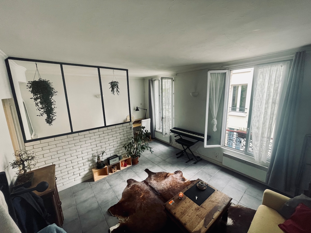 Dnevni boravak s dva velika prozora
Dnevni boravak s dva velika prozora.